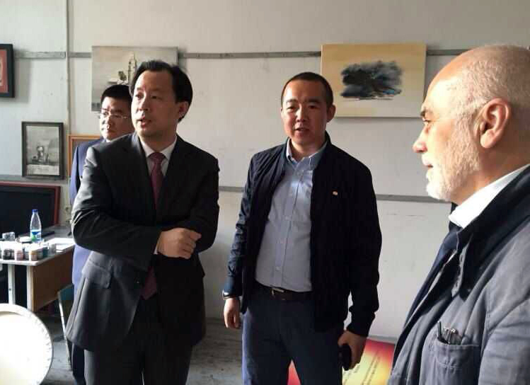 省长陆昊参观牟克教师个人画室