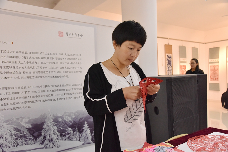 黑龙江省海伦市剪纸传承人赵红玉现场为观众展示剪纸技艺